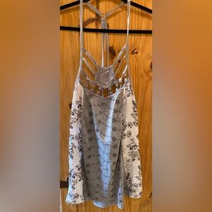 BKE Boutique strappy boho top with adjustable tie in back. Grey/white PTP 18”